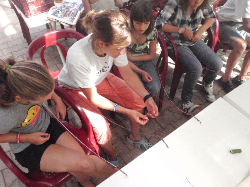 Village Camps International Summer Camp Ard&egrave;che, France 2019-07-26 https://www.villagecamps.com/journals_admin/images/77-6-Jo teaches the technique.jpg